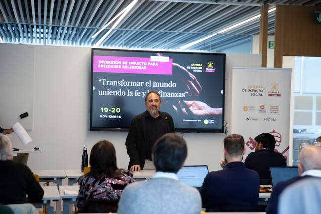 Un ponente presenta un evento sobre inversión de impacto para entidades religiosas frente a un público atento en un espacio moderno.