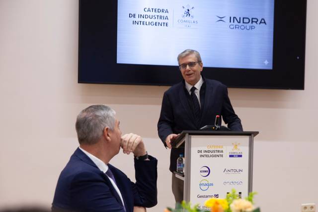 Un hombre habla en un podio durante un evento relacionado con la industria inteligente.