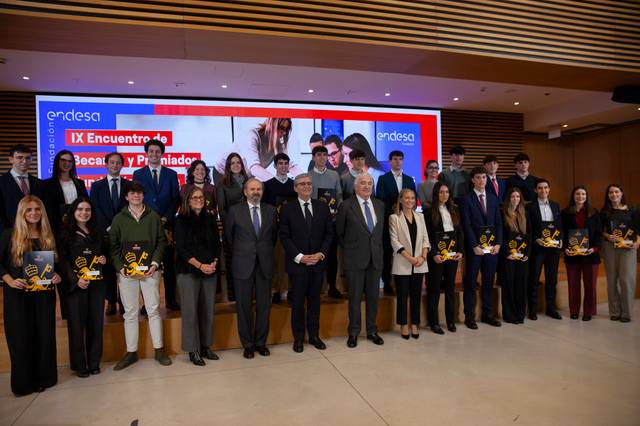 El IX Encuentro de Jóvenes y Premiados celebrado en un evento oficial con la participación de varias personas.