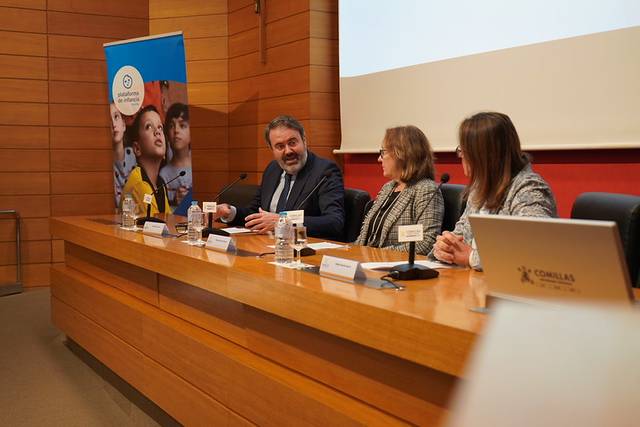 Una reunión en un auditorio con varios ponentes discutiendo temas importantes.