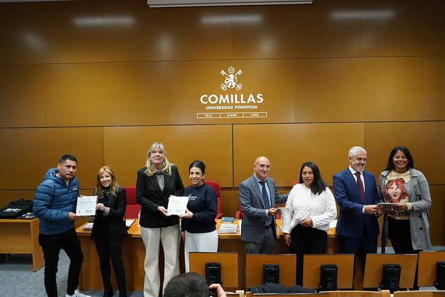 Un grupo de personas se encuentra en un evento formal en la Universidad Pontificia Comillas, sosteniendo certificados.