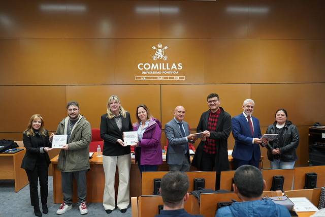 Un grupo de personas posa en un evento formal en la Universidad Pontificia Comillas.