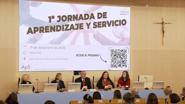 La imagen muestra un panel de discusión en la 1ª Jornada de Aprendizaje y Servicio con varias personas en el escenario y un cartel informativo detrás.