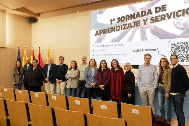 Grupo de personas posando en un evento relacionado con la educación y el aprendizaje.