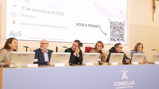 Panel de discusión en un evento académico con seis ponentes en una mesa.