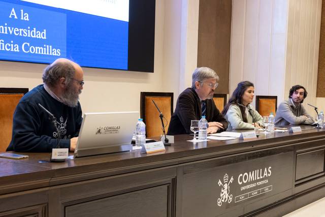 Mesa redonda sobre temas académicos en la Universidad Pontificia Comillas.