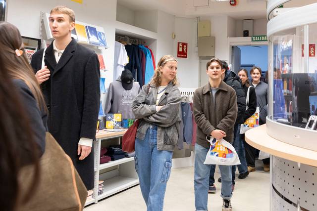 Un grupo de jóvenes están haciendo fila en una tienda.