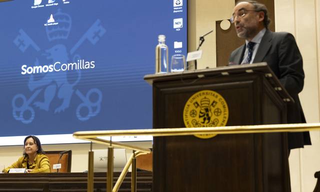 Una conferencia en la que un ponente habla ante un público en una universidad.