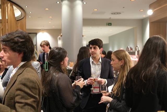 Un grupo de personas conversando en un evento social.