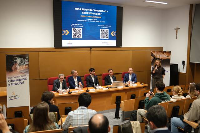 Evento de mesa redonda sobre movilidad y ciberseguridad con varios ponentes en un auditorio.