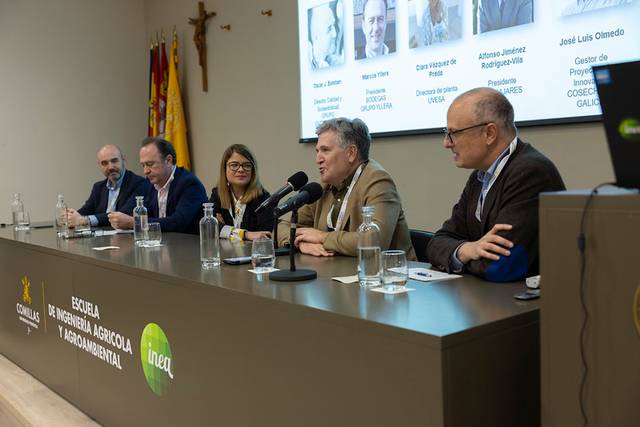 Un grupo de personas sentadas en una mesa durante un evento en la Escuela de Ingeniería Agrícola y Agraria.