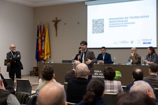 Un grupo de personas asisten a una presentación sobre Ingeniería en Tecnologías Industriales en un auditorio.