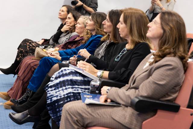 Un grupo de mujeres atentas en una conferencia o reunión.