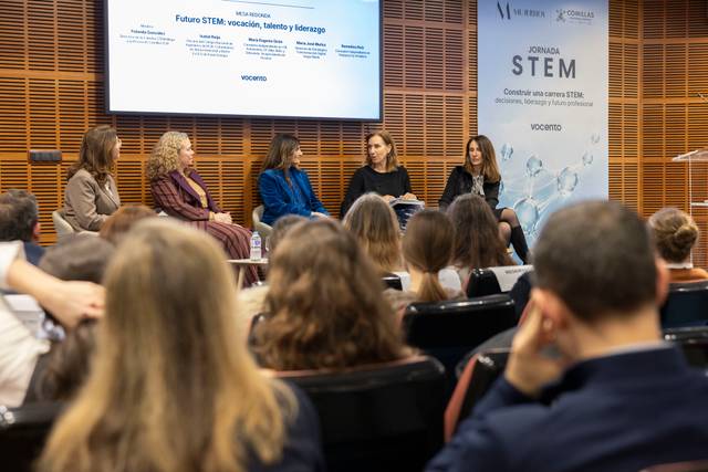 Una mesa redonda sobre el futuro de STEM, con varias ponentes discutiendo temas de vocación, talento y liderazgo.