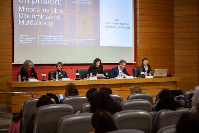 Una mesa de discusión sobre la discriminación y la minoría invisible en un evento académico.