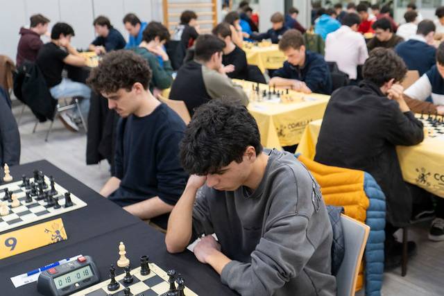 Un grupo de jóvenes participan en un torneo de ajedrez, concentrados en sus partidas.