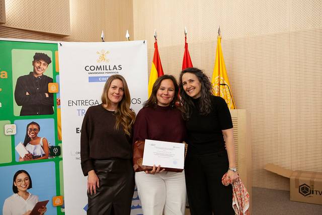 Tres mujeres posan sonrientes sosteniendo un certificado en un evento de entrega de premios.