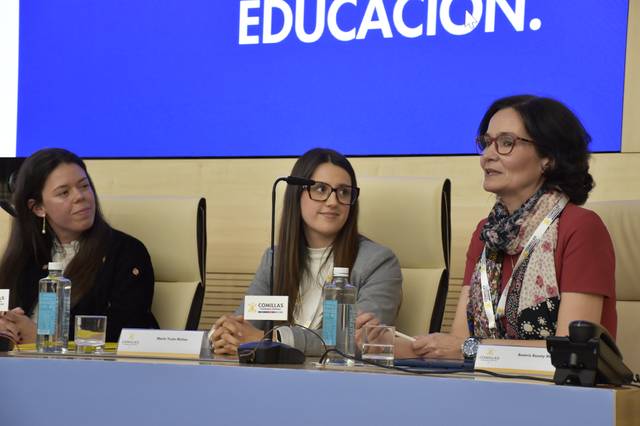 Tres mujeres participan en un panel de discusión sobre educación.