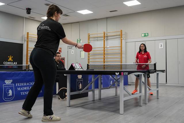 Dos jugadoras de tenis de mesa compiten en una mesa de juego.