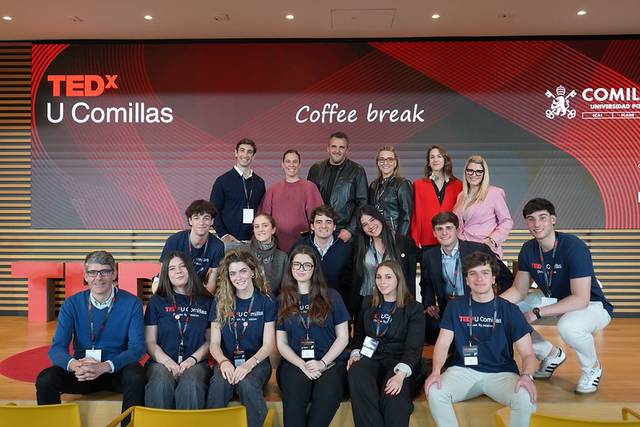 Grupo de personas posando durante un evento TEDx en la Universidad Comillas durante un descanso para el café.