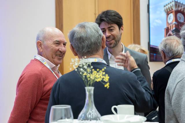 Un grupo de personas conversando en un evento social.