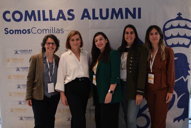 Un grupo de mujeres posando en un evento relacionado con alumni en Comillas.