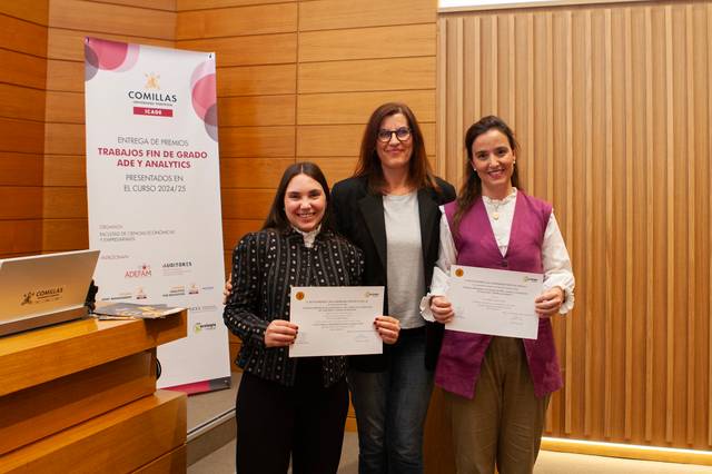 Tres mujeres posan juntas con diplomas en un evento de premios.