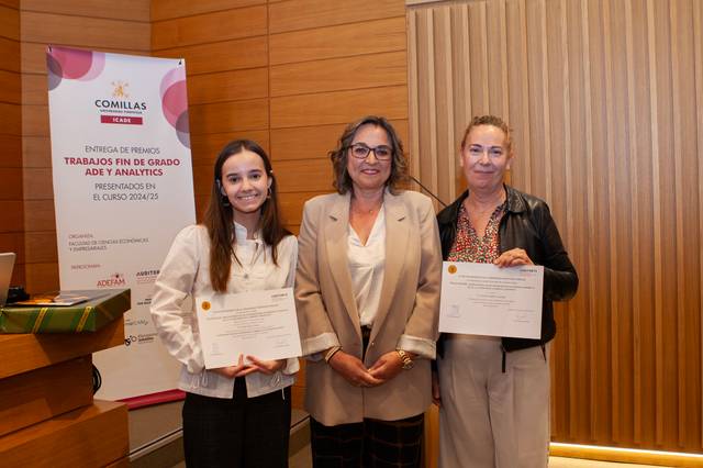 Tres mujeres posan sonrientes en un evento de premiación de trabajos de fin de grado.