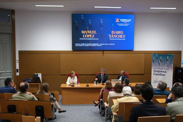 Un panel de discusión con tres ponentes en un auditorio, donde los participantes asisten atentos.