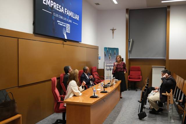 Una reunión sobre empresas familiares con varios asistentes en un salón.