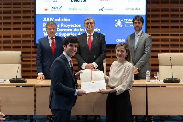 Un grupo de personas en una ceremonia de entrega de premios a estudiantes.