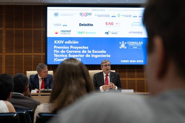 La imagen muestra un evento relacionado con la XXIV edición de los Premios Proyectos en la Escuela Técnica Superior de Ingeniería de la Universidad de Comillas.