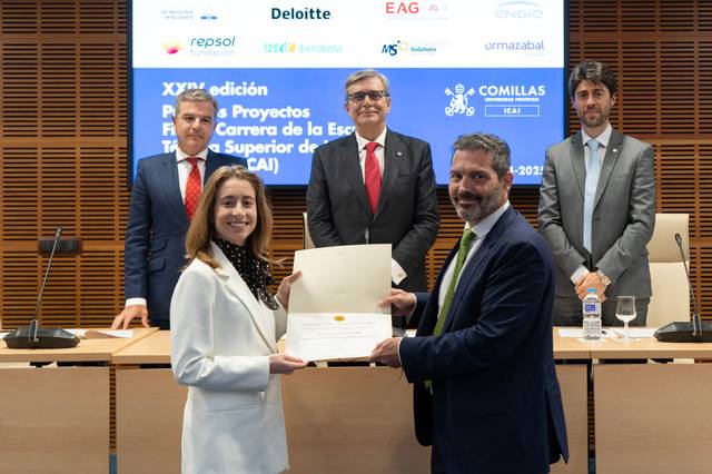 Una ceremonia de entrega de premios con una persona recibiendo un certificado frente a un grupo de profesionales.