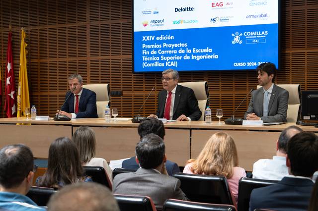 Una conferencia sobre los Premios Proyectos Fin de Carrera en la Escuela Técnica Superior de Ingeniería de Comillas ICAI.