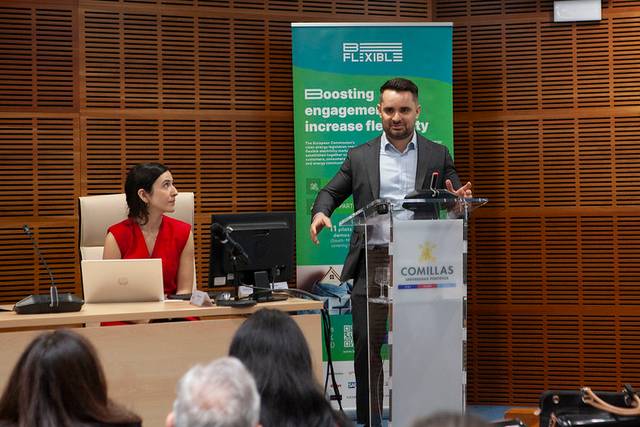 Un hombre está haciendo una presentación frente a un público en un evento académico.