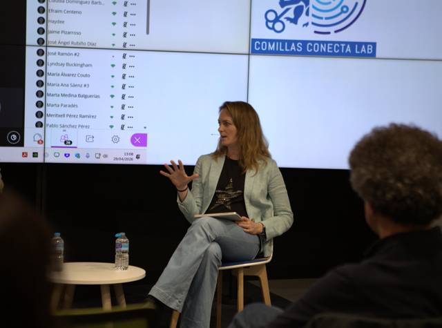 Una mujer sentada en un escenario habla durante un evento en el Comillas Conecta Lab.