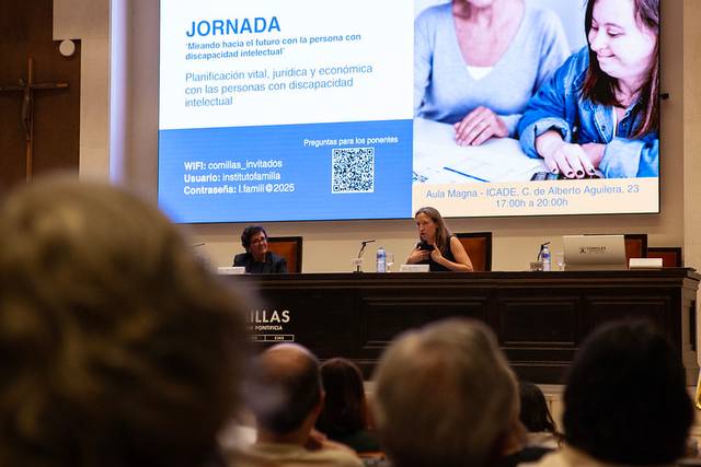 Imagen de una jornada sobre la planificación para personas con discapacidad intelectual, mostrando a dos ponentes en un escenario con un público atento.