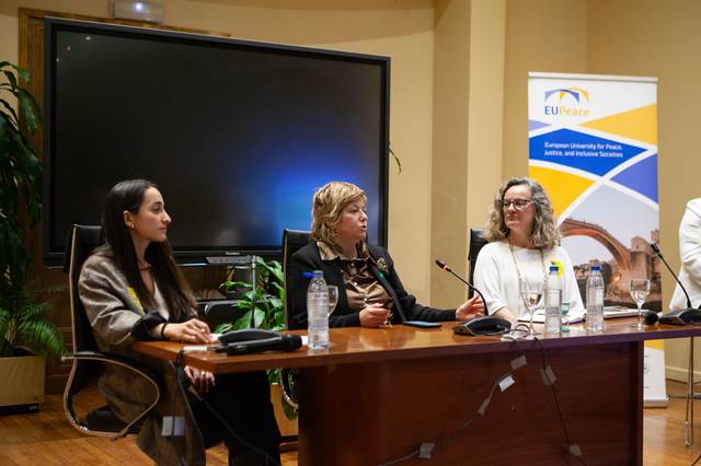 Una reunión en la que varias mujeres participan en un panel de discusión.