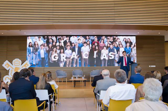 Una presentación donde se agradece a un grupo de personas destacadas.
