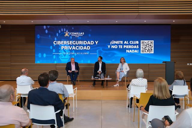 Un evento sobre ciberseguridad y privacidad con panelistas en un escenario.