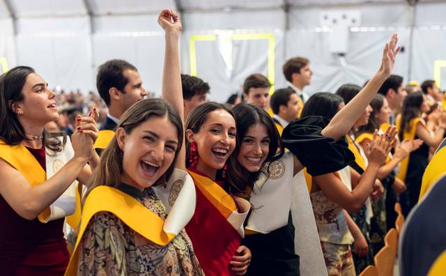 Un grupo de graduados celebra con alegría durante la ceremonia de graduación.