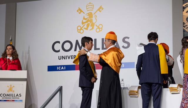 Ceremonia de graduación en la Universidad Comillas con estudiantes recibiendo sus diplomas.