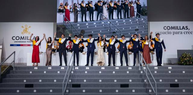 Grupo de graduados celebrando en la ceremonia de clausura de la universidad en un escenario.