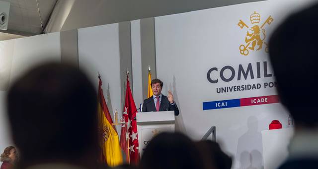 Un orador se presenta en un evento en la Universidad Pontificia Comillas.