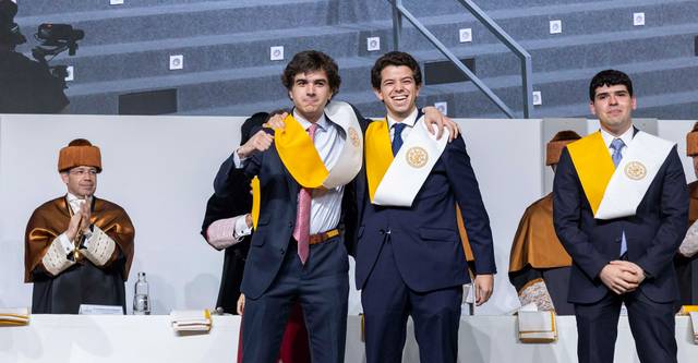 La imagen muestra a varios graduados celebrando su logro académico en una ceremonia oficial.