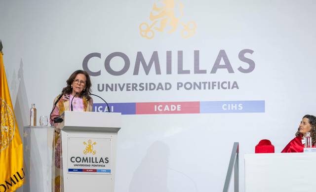 Una mujer habla en un podio durante un evento en la Universidad Pontificia Comillas.