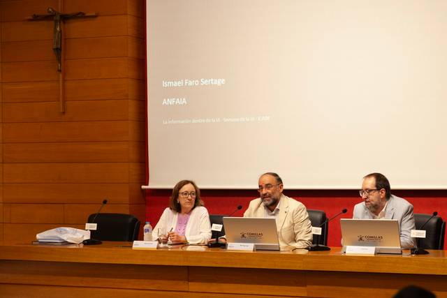 En la imagen se observa a tres ponentes durante una conferencia en un auditorio.