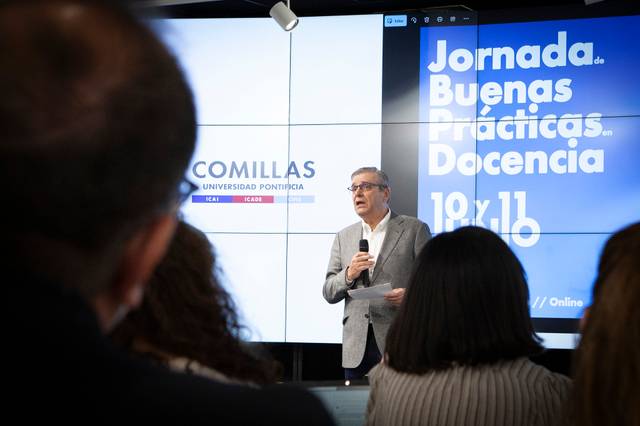 Un hombre habla en un evento sobre buenas prácticas en docencia frente a una pantalla con información del programa.