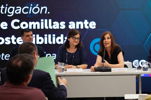 Un grupo de personas discute en una mesa de conferencias sobre la investigación en la Universidad de Comillas.