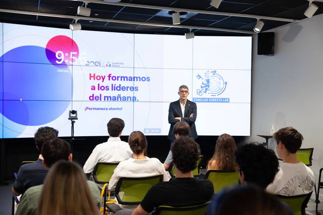 Un orador presenta un evento sobre liderazgo frente a un público en un salón moderno.